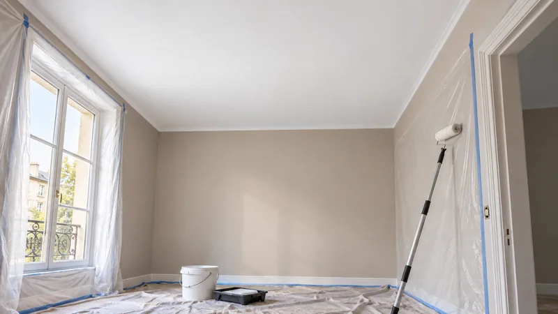 Plafond blanc mat dans une pièce protégée, avec rouleau sur perche.