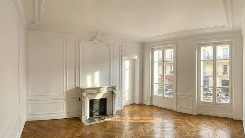Salon avec moulures après remise en peinture, dossier d’appartement à Paris 19e